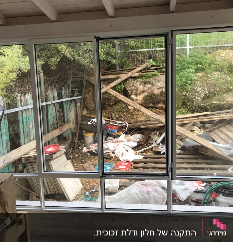 חלון אלומיניום עם מסגרת לבנה